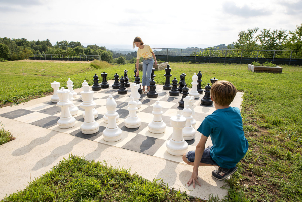 jeu d echecs geant a faire en famille aux collines de sainte fereole