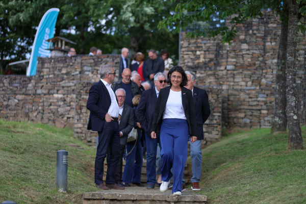 ©CJA FOTOGRAFIA Agnès en train de descendre les marches accompagnée de plusieurs personnes derrière elle